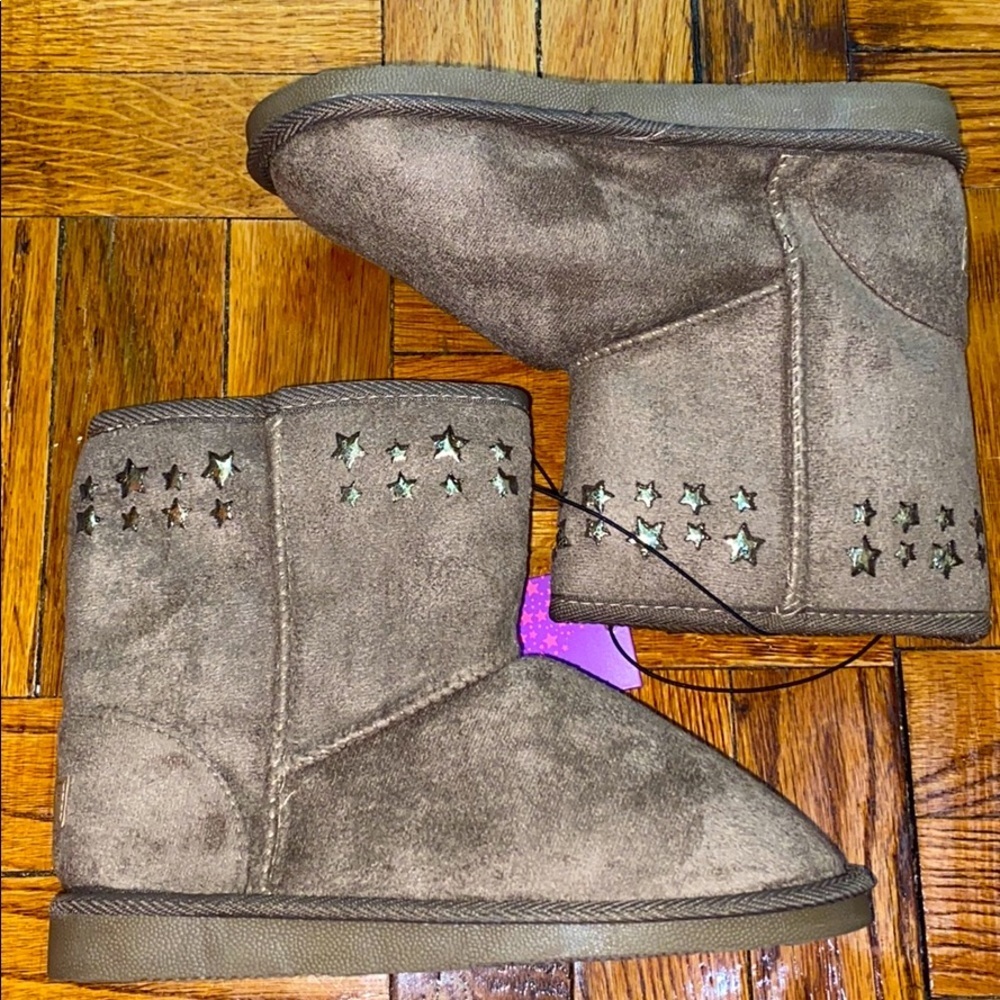 NWT rampage girls taupe boots
 size: 3